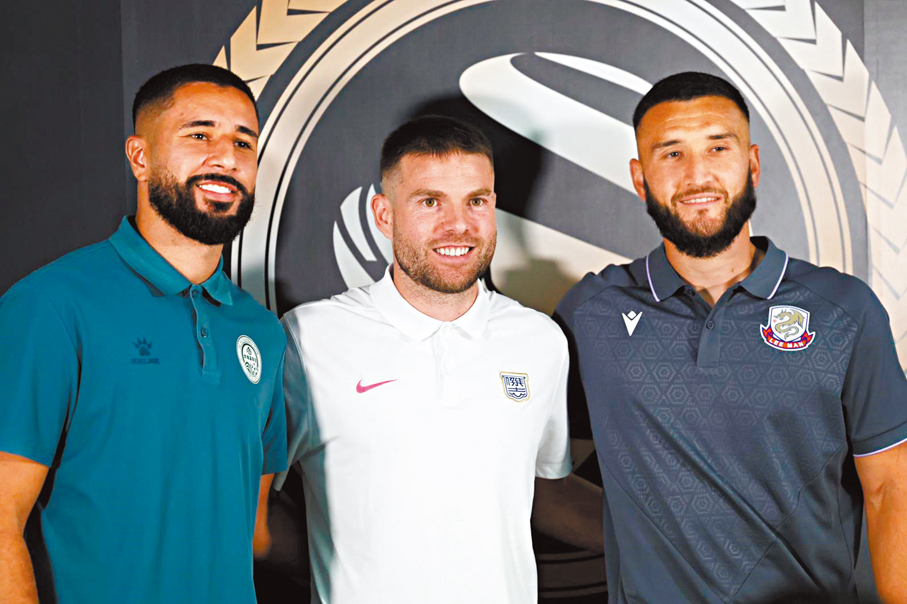 ●（左起）大埔守將加比爾、傑志中場伊拿拉文迪和理文後衛杜素諾夫合影。