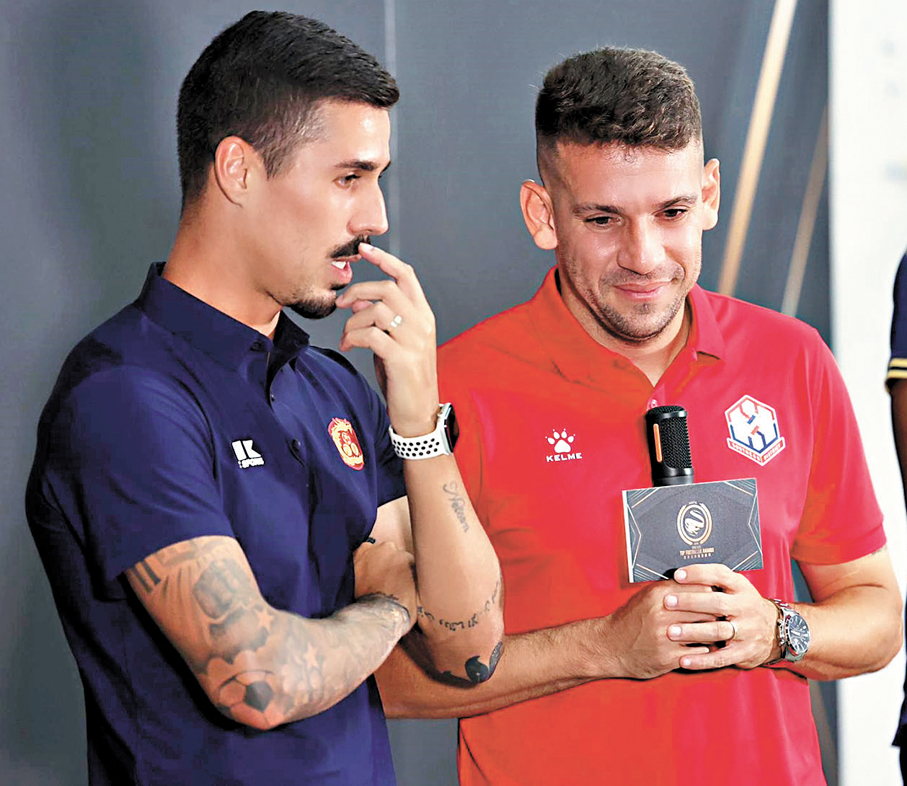 ●冠忠南區前鋒史提芬彭利拿（右）客串翻譯場面有趣。