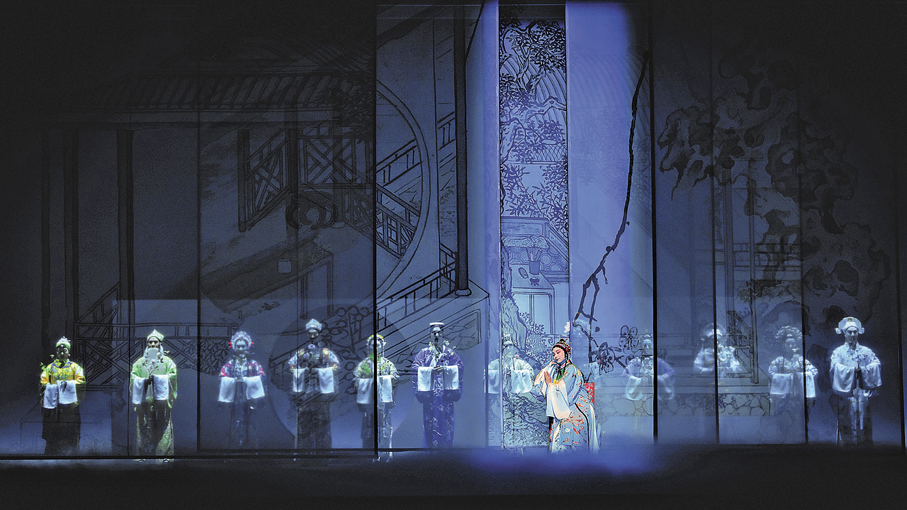 ●三面旋轉「月亮門」搭配七層紗幕，藉助燈光設計構建出虛實相生的多維空間。  