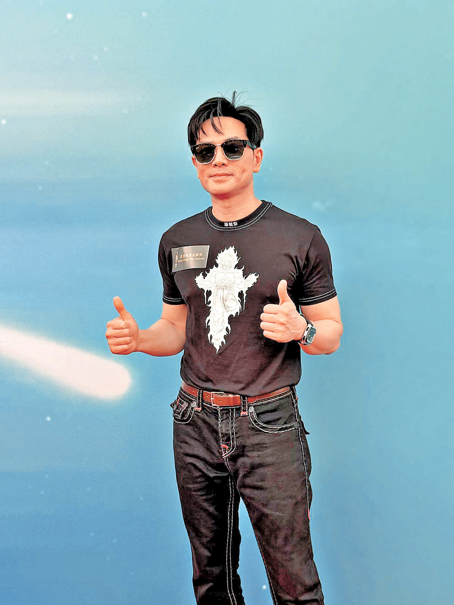 ●伍允龍已選好西裝出席金像獎。    香港文匯報記者阿祖  攝