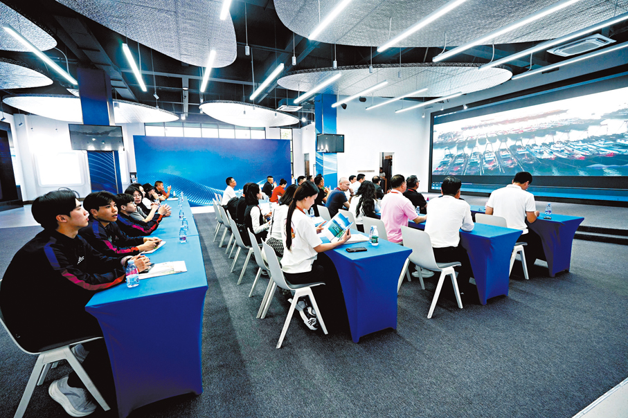 ●參訪團到訪汕尾市招商中心。 香港文匯報記者黃子晉  攝