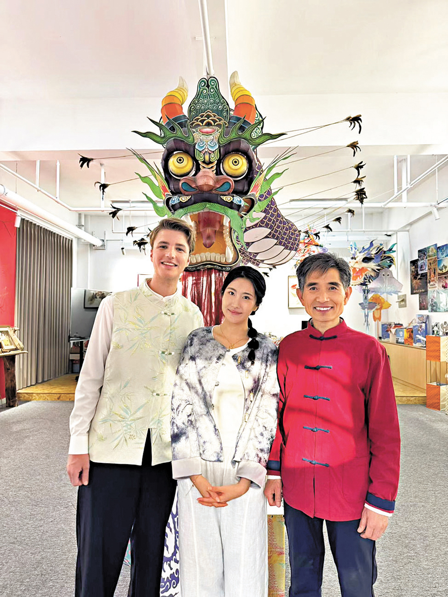 ●國內外網紅參觀郭洪利的風箏小舖。 香港文匯報山東傳真