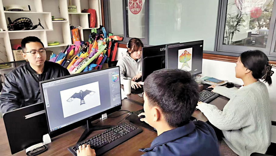 ●濰坊永健風箏製造有限公司年輕的設計團隊為風箏加入流行元素。 香港文匯報山東傳真