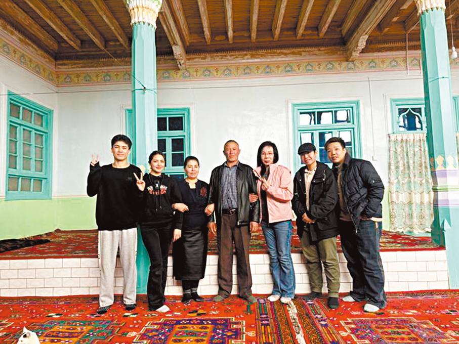 ●迪麗努爾一家與台灣遊客林女士一家的合影。 新華社