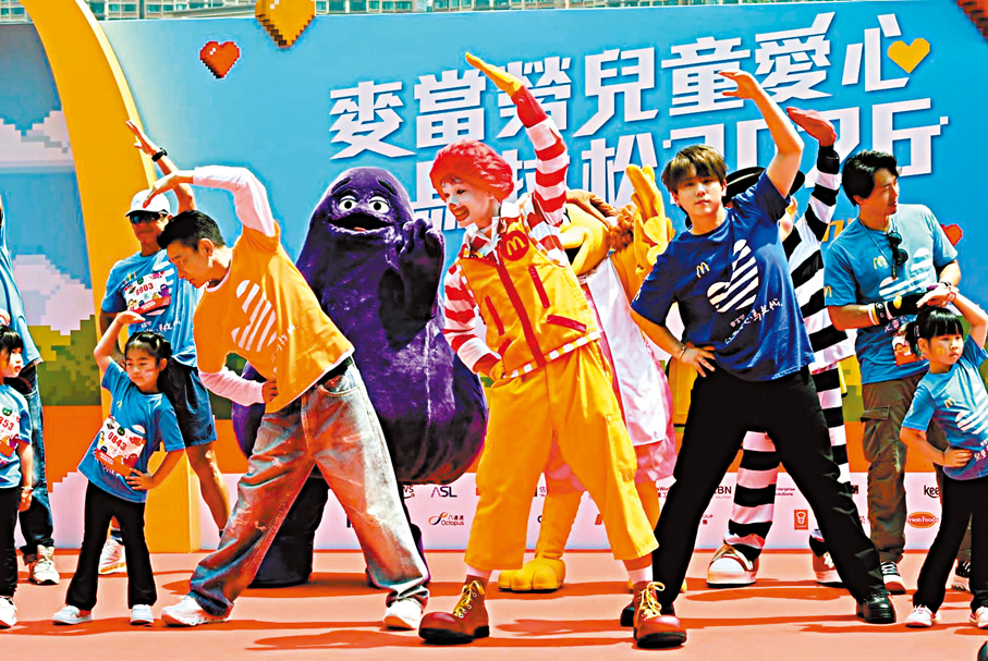 ●劉德華與姜濤率領全場做健身操。  香港文匯報記者阿祖  攝