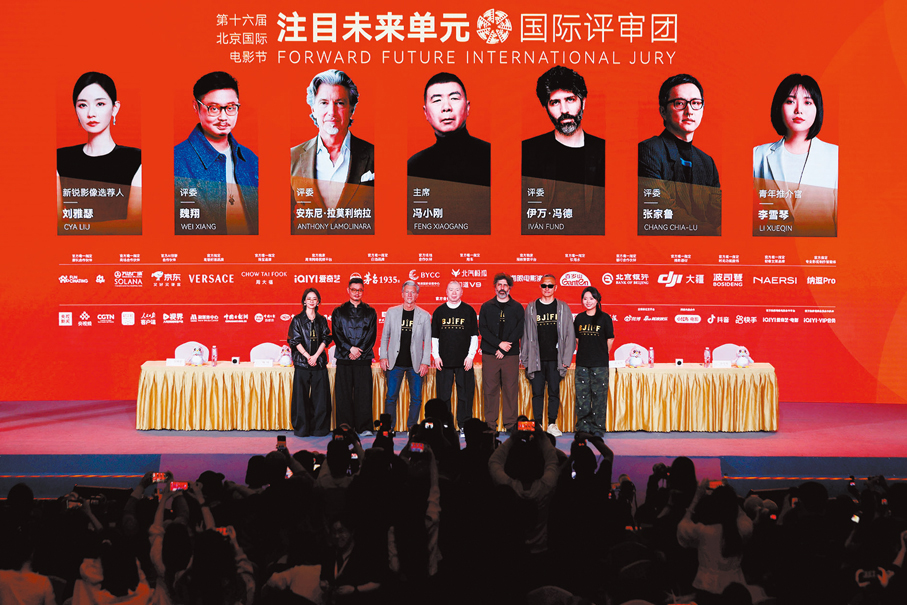 ●馮小剛率注目未來單元國際評審團成員與新銳影像選薦人劉雅瑟及青年推介官李雪琴出席。  中新社