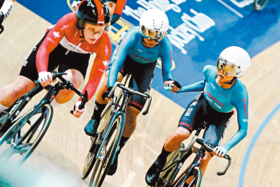 ●李思穎（右）與梁穎儀在女子麥迪遜賽得第11名，無緣登上頒獎台。 香港文匯報記者葉詩敏  攝