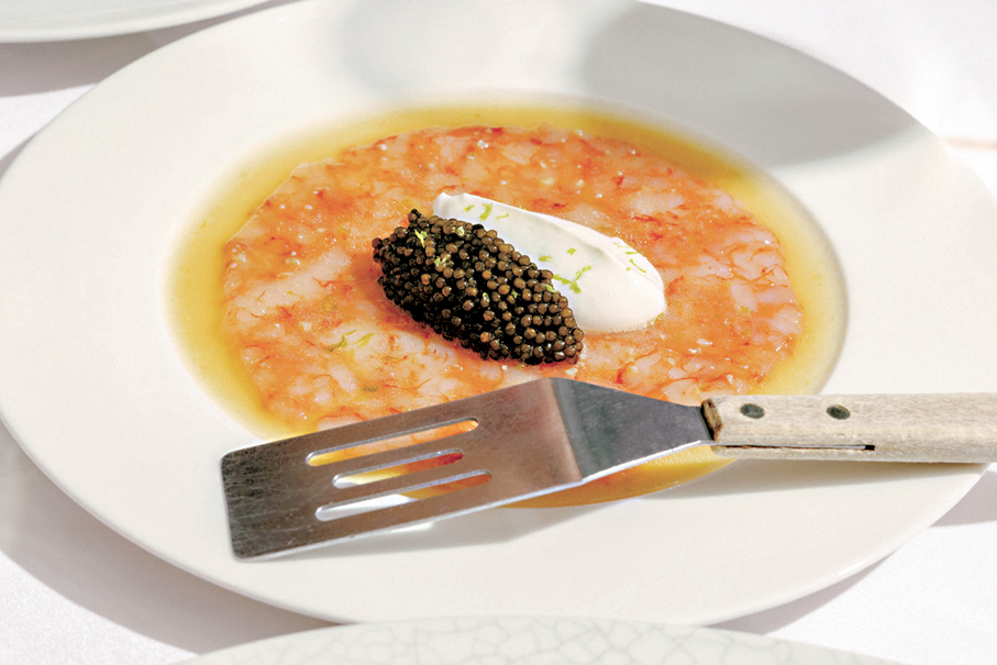 薄切紅蝦配魚子醬及酸忌廉