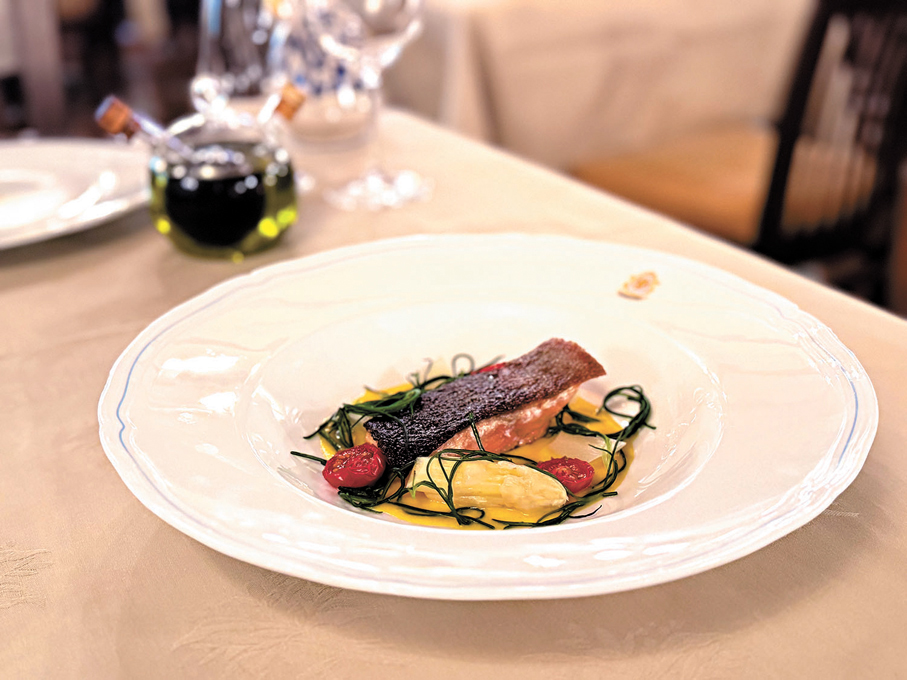 鱒魚柳配白蘆筍、意式青草苗及番紅花汁