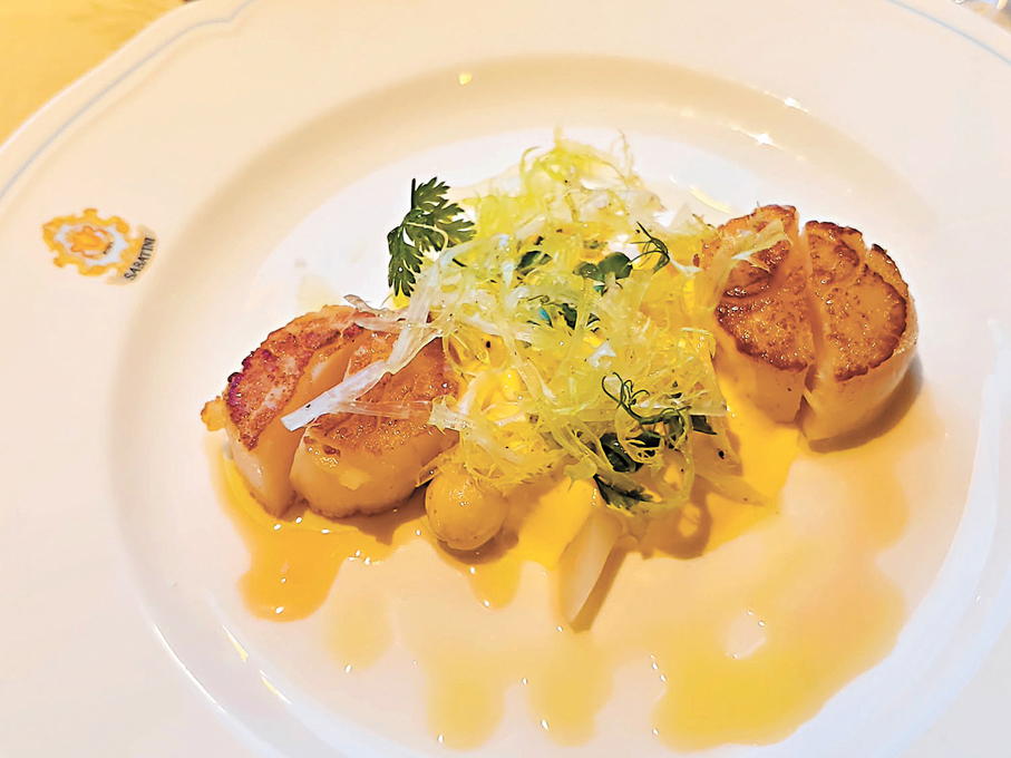 水煮白蘆筍配香煎北海道帶子、荷蘭汁及馬齒莧沙律