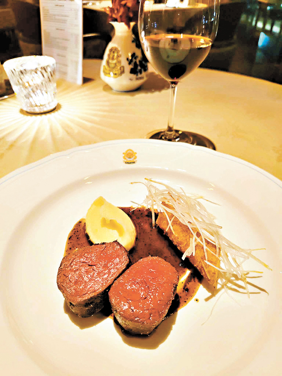 澳洲和牛牛柳配黑松露汁及米蘭式炸白蘆筍