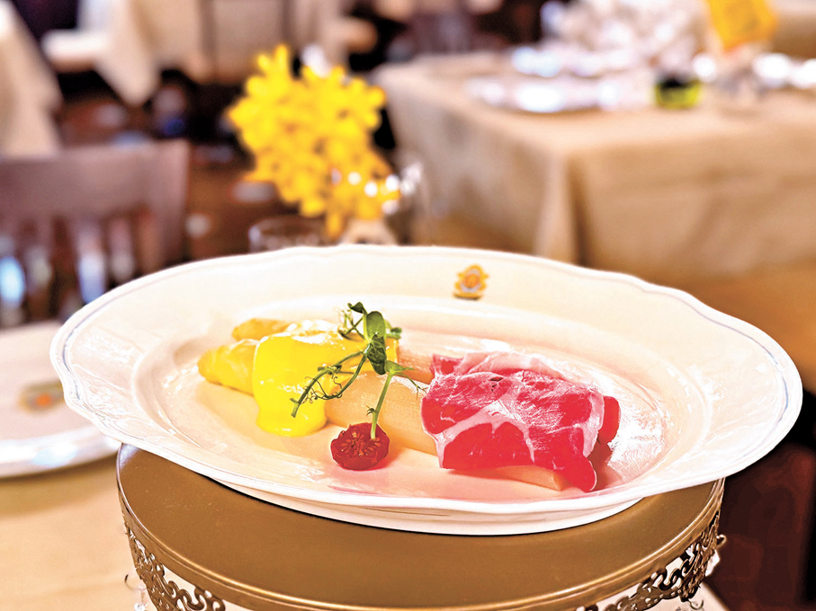 水煮白蘆筍配帕爾馬火腿及蛋黃醬