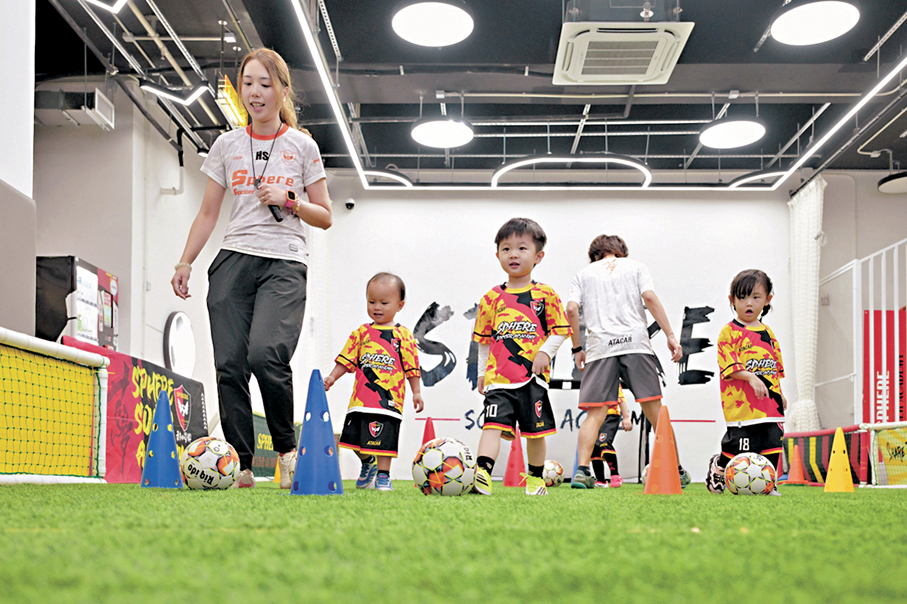 ●足球學校在深水埗蘇屋商場設立室內草地足球場，專門為幼兒開辦足球訓練班。