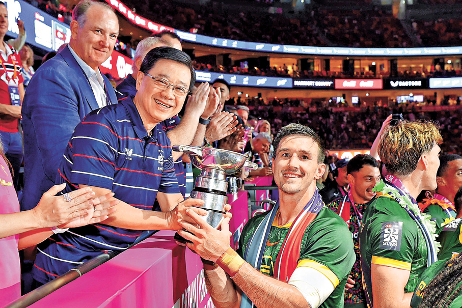 ●李家超頒授獎盃予銀盃賽男子組冠軍南非隊。李家超Fb圖片