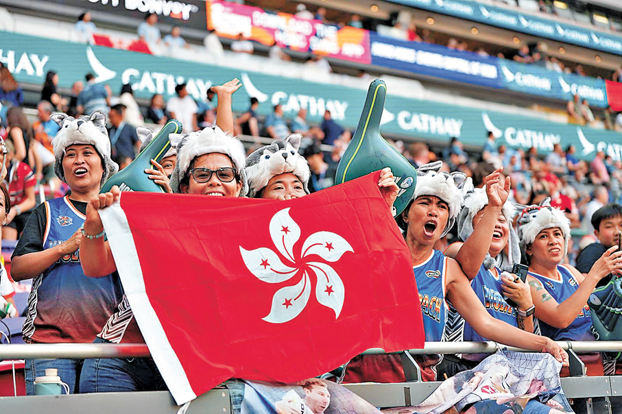 ●不少香港球迷專程到場為港隊打氣。 香港文匯報記者張發兒 攝