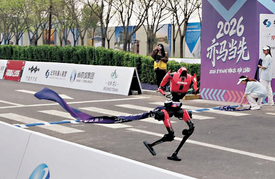 ●榮耀機器人「閃電」衝線。  香港文匯報記者蘇雨潤  攝