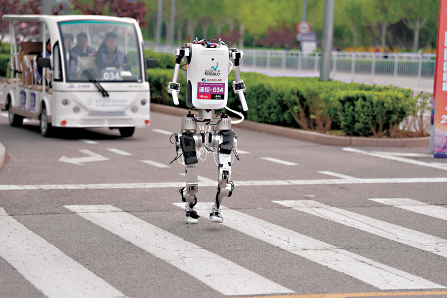 ●小先鋒隊遙控人形機器人選手松延動力B2。 新華社