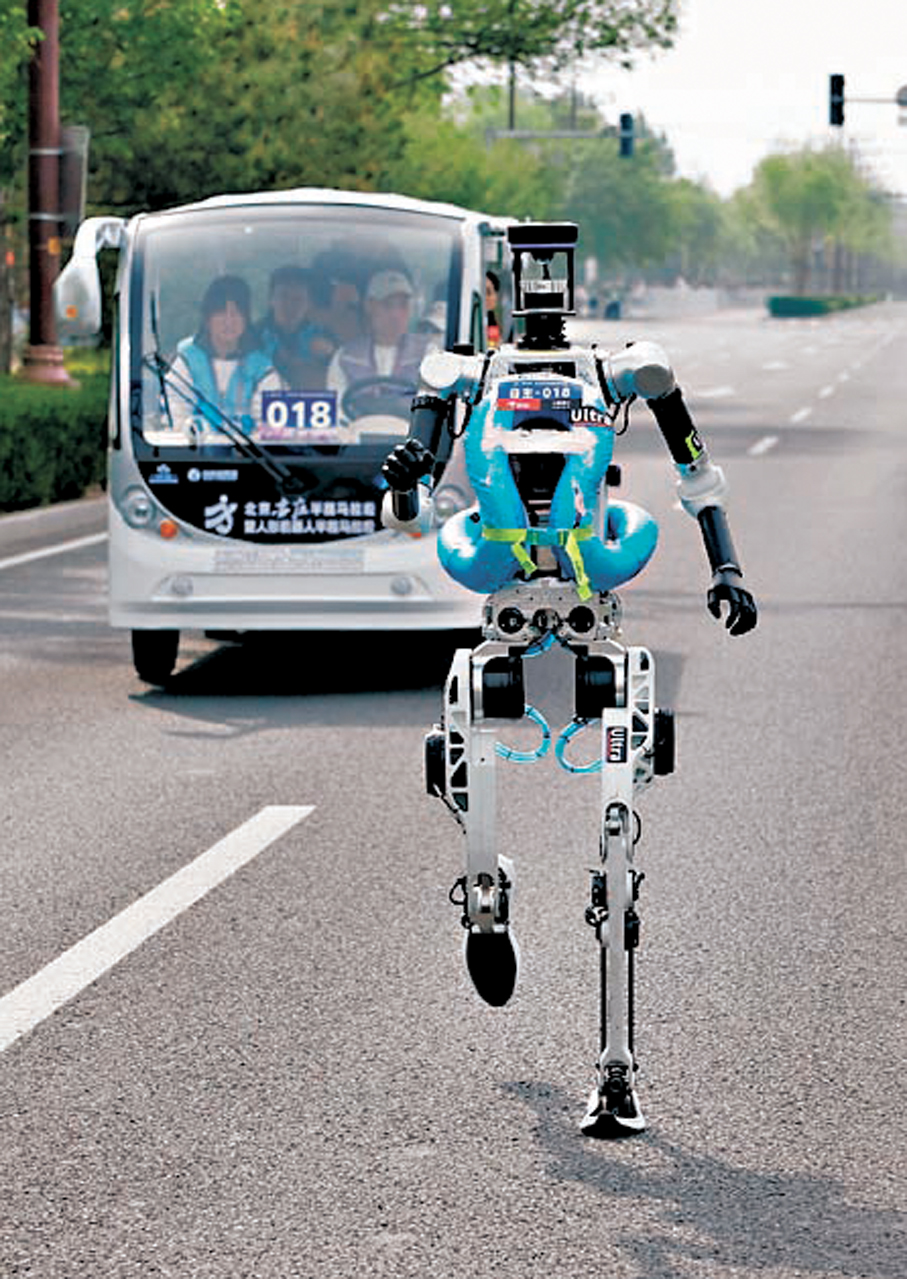 ●天驍隊自主人形機器人選手天工1.0Ultra。  新華社