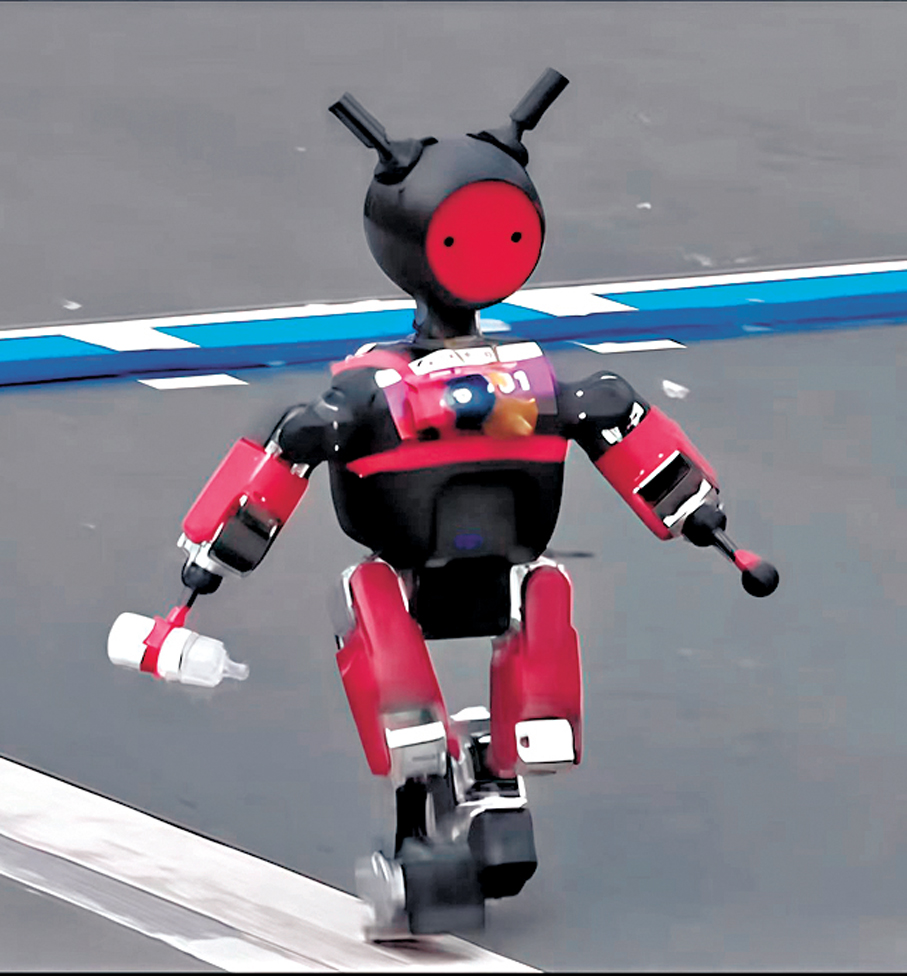 ●廣州高擎動力科技的拿奶瓶迷你機器人「小派」。 視頻截圖