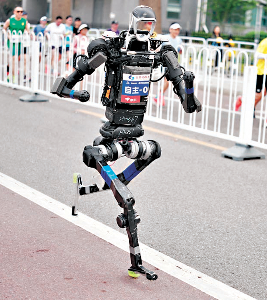 ●北Y賽隊自主人形機器人選手宇樹H1。  新華社