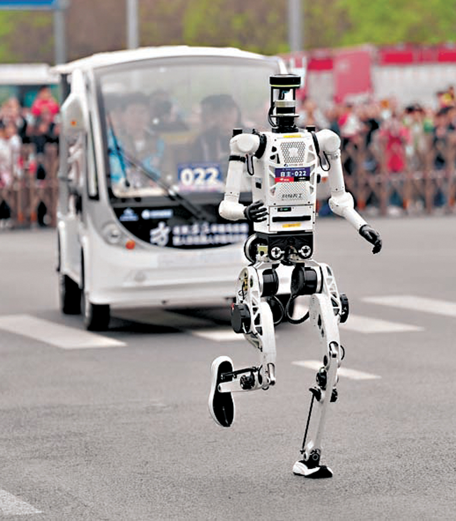 ●天翼隊自主人形機器人選手天工Ultra-2025。   新華社