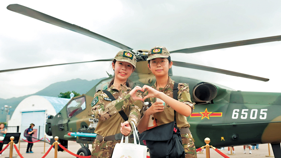 ●少女在直升機前合照。「香江礪劍」微信公眾號圖片