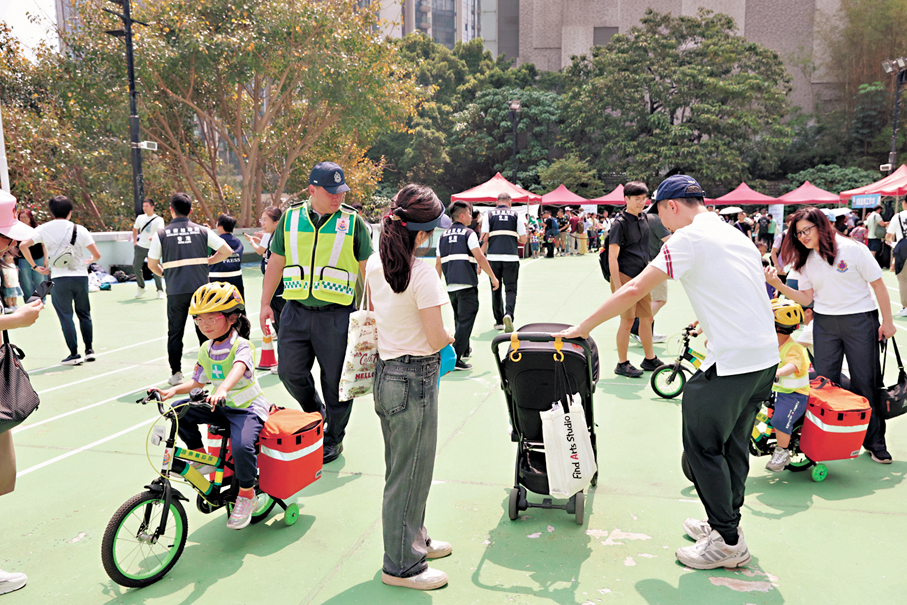 ●小朋友模擬擔任急救單車隊員。香港文匯報記者萬霜靈 攝