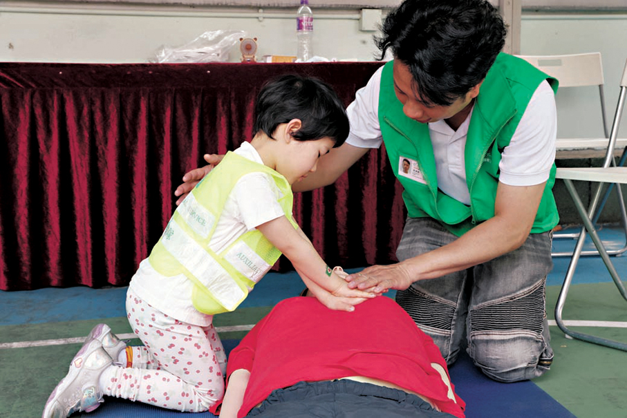 ●心肺復甦實操環節。香港文匯報記者萬霜靈 攝