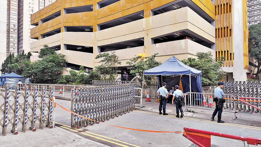 ●宏福苑居民今起分批上樓執拾。圖為警方加強宏福苑保安，出入人士都要登記。香港文匯報記者鄺福強  攝
