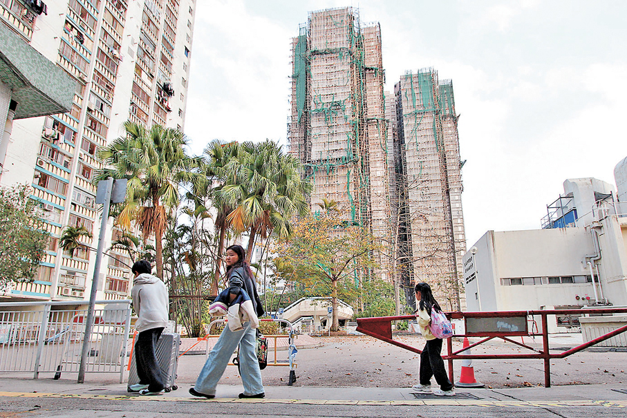 ●卓永興接受電台訪問時指出，預計返回樓宇執拾的居民約6,000人。圖為行人經過宏福苑。資料圖片