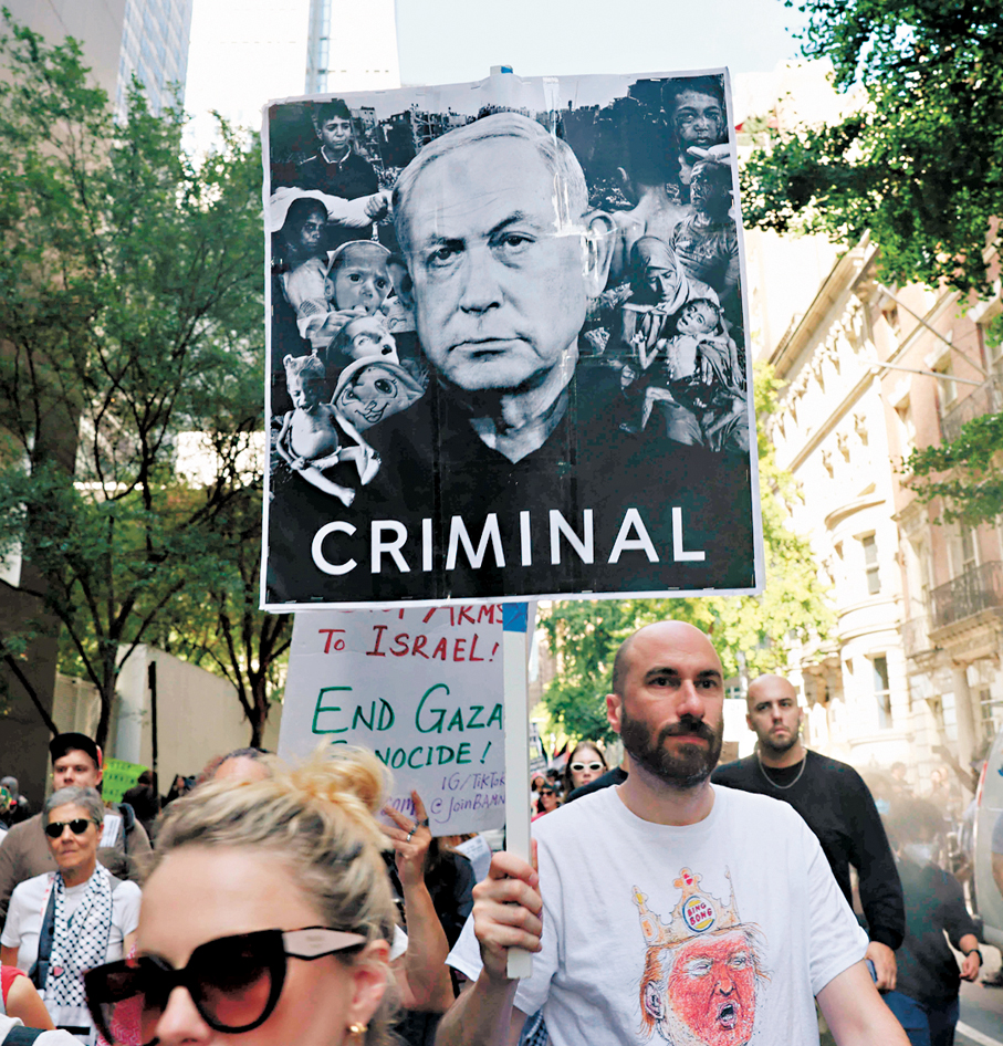 ●隨着伊朗戰事危機外溢，以色列總理內塔尼亞胡嚴重損害以色列在美國的形象與地位，圖為美國示威者舉着帶「罪犯」字樣的內塔尼亞胡畫像。  法新社