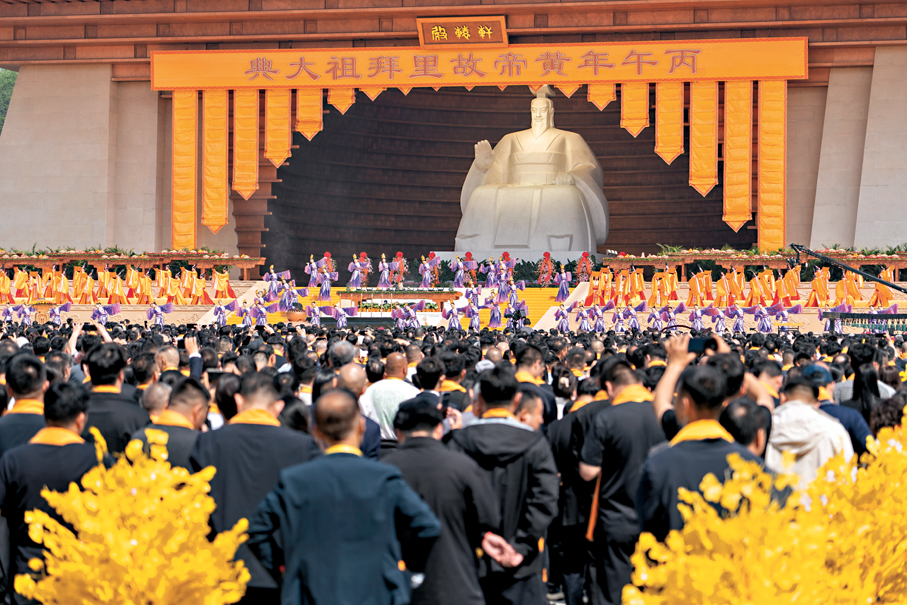 ●4月19日（農曆三月初三），丙午年黃帝故里拜祖大典在河南省鄭州市新鄭市舉行。  中新社