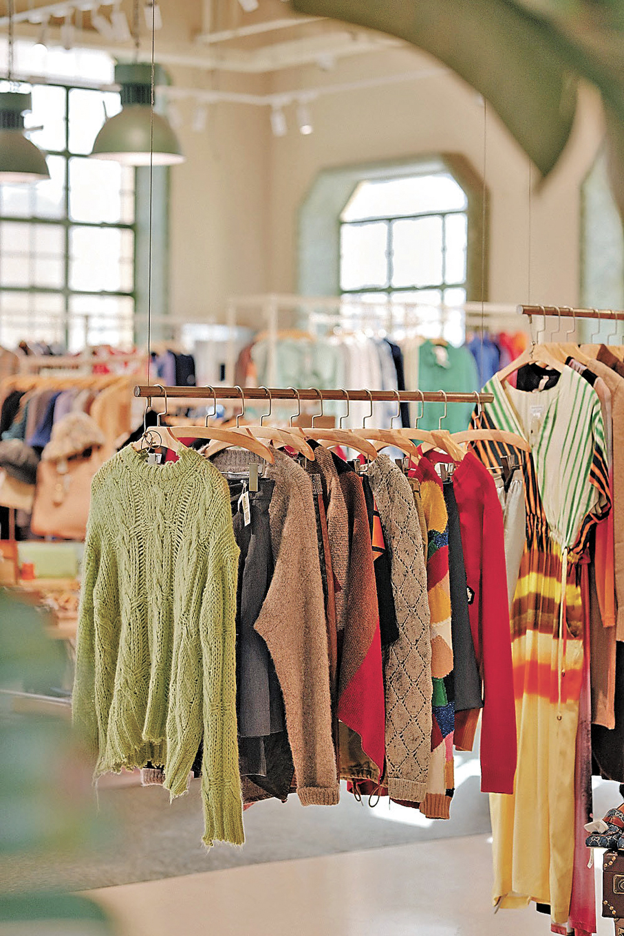 ●多抓魚上海門店放置的衣服會更潮流一些。受訪者供圖