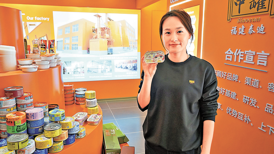 ●陳林向香港文匯報記者解釋，因為寵物食物女性購買者佔比高，為了視覺刺激，設計都年輕化、顏值化。  香港文匯報記者蔣煌基 攝