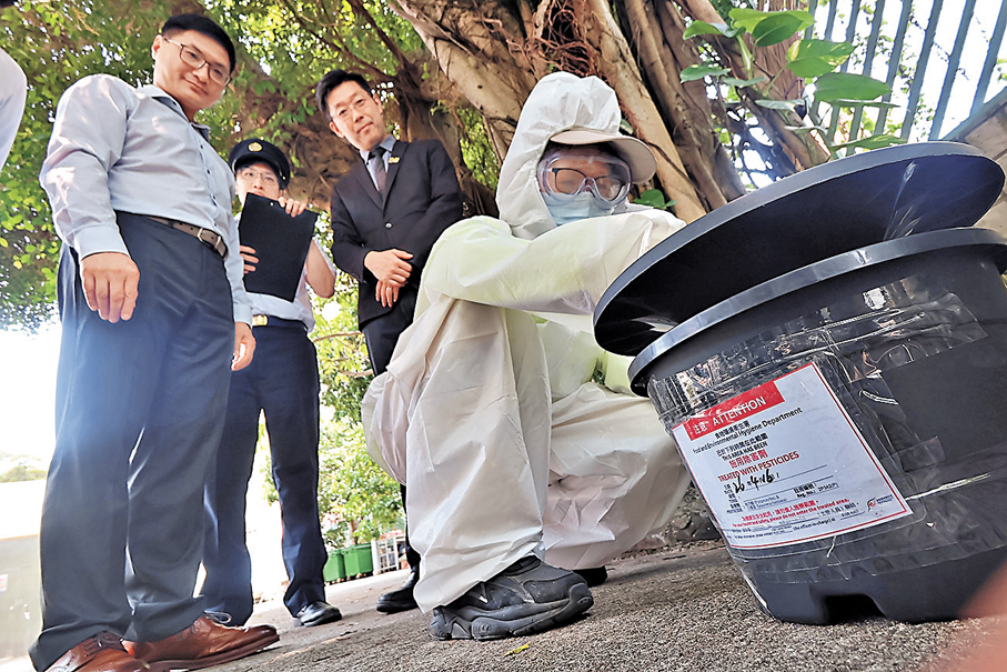 ●佛教葉紀南紀念中學安裝新型捕蚊器。 香港文匯報記者涂穴  攝