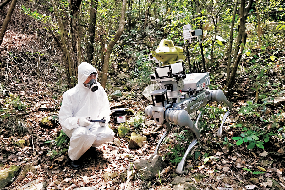 ●「滅蚊機械狗」與操作人員。 香港文匯報記者涂穴  攝