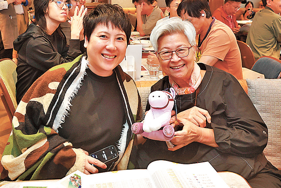 ●吳小姐（左）和王婆婆（右）展示禮品。