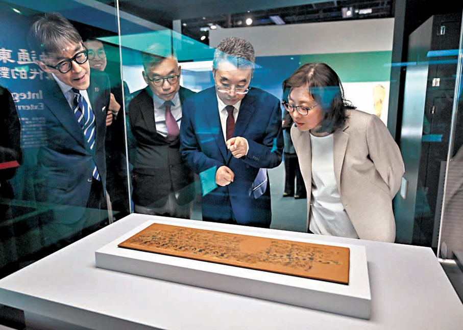 ●發展局局長甯漢豪（右一）參觀展覽。   甯漢豪網誌圖片