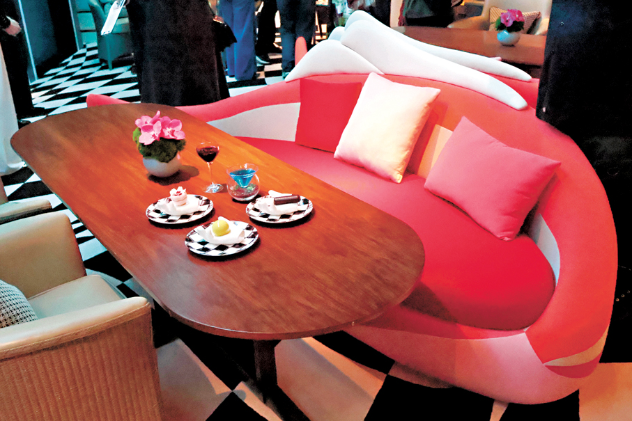 ●空間內置有供客人閒坐的魚形沙發。