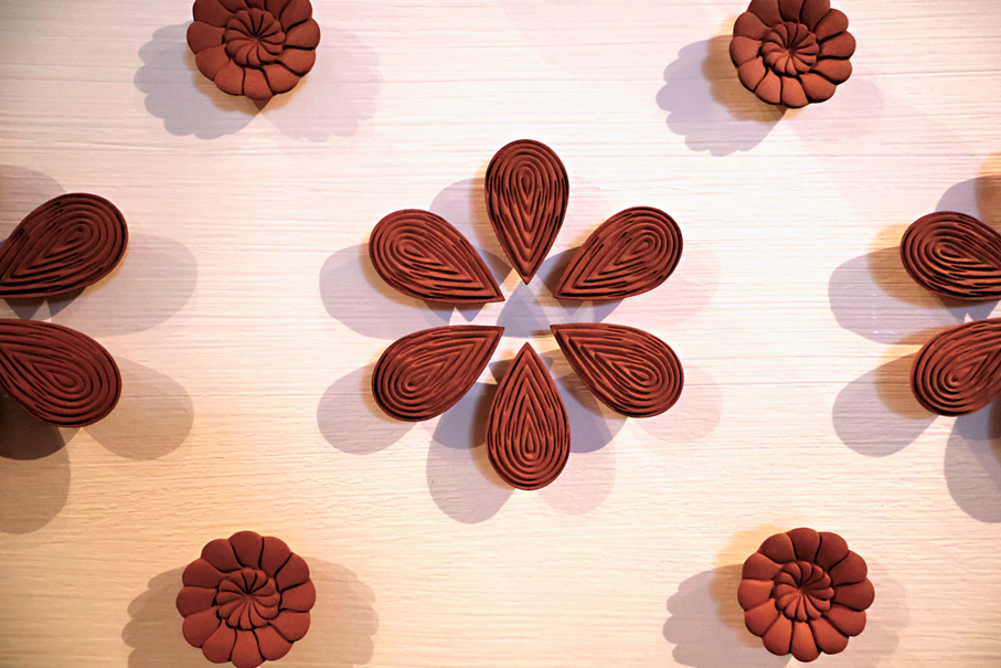 ●每件陶瓷均以人手塑形。