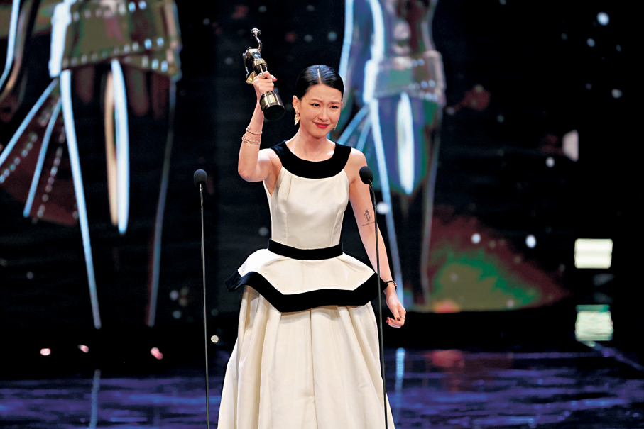 ●廖子妤激動高舉最佳女主角獎座。 香港文匯報記者黃艾力  攝