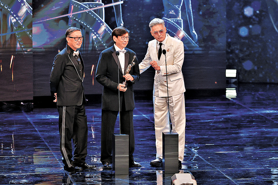 ●周潤發與劉偉強頒獎給終身成就獎得主朱家欣。香港文匯報記者黃艾力  攝