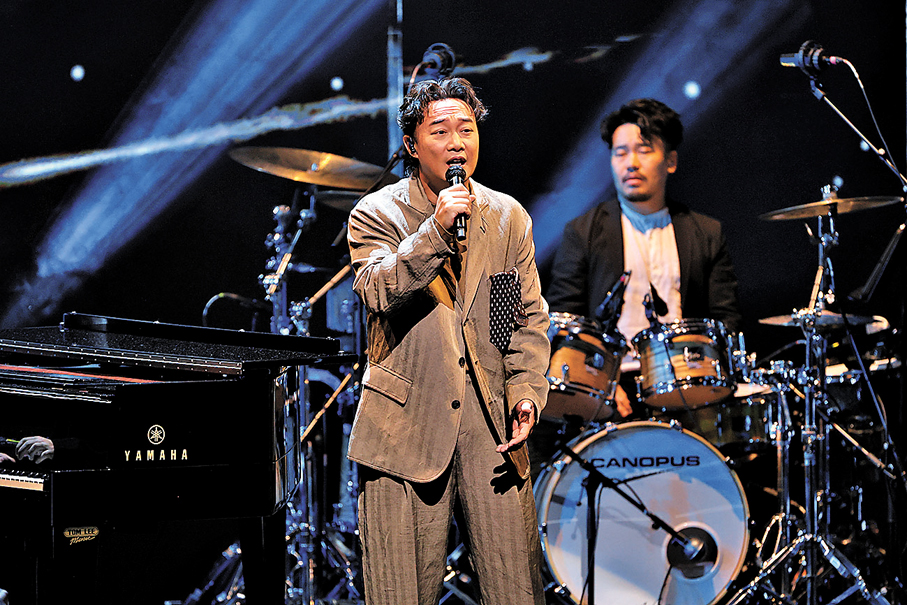 ●陳奕迅擔任開場表演嘉賓。香港文匯報記者黃艾力  攝