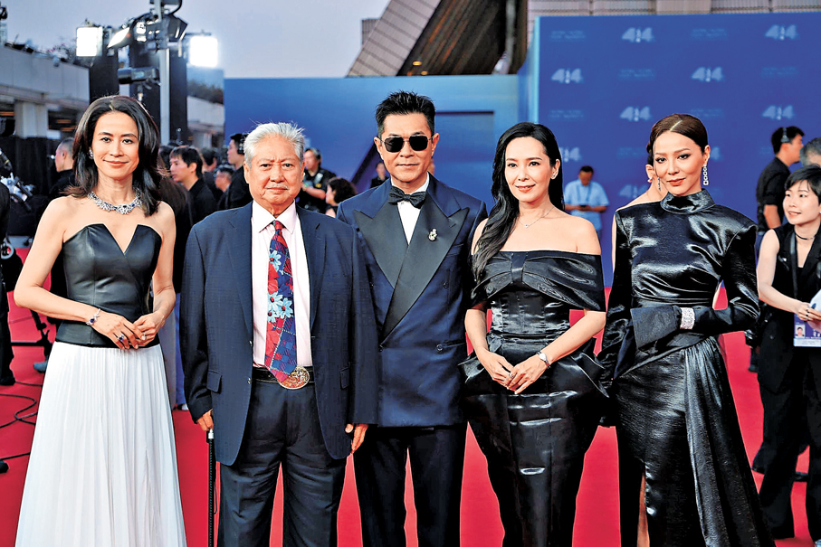 ●洪金寶(左二)與《尋秦記》主角現身。香港文匯報記者黃艾力  攝