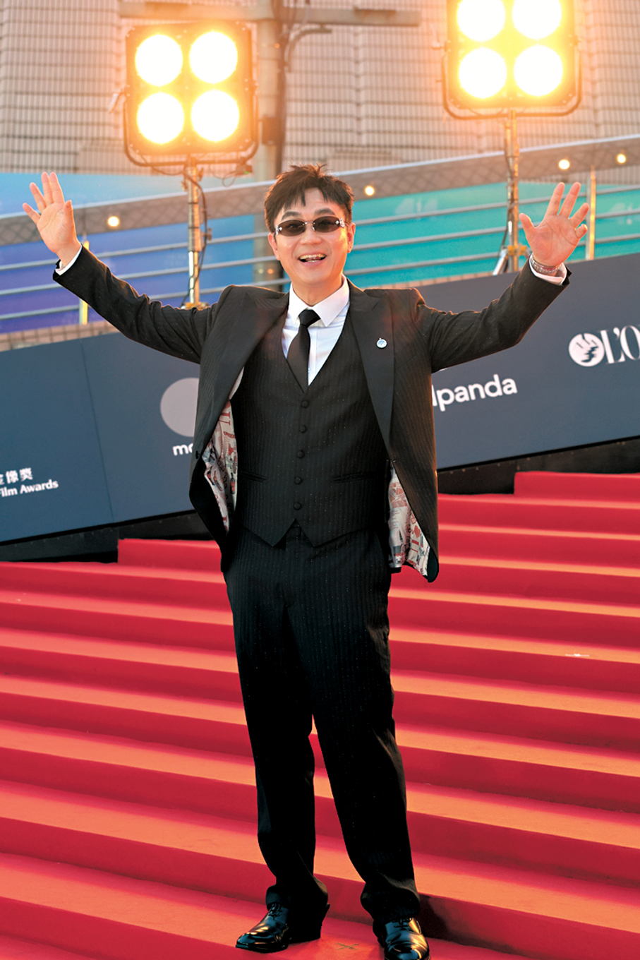 ●內地男星董成鵬跟在場傳媒打招呼。香港文匯報記者黃艾力  攝