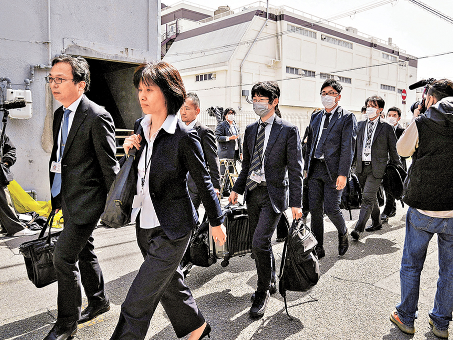 ●小林製藥在2024年被揭發造假，當時厚生勞動省與大阪市政府派員到其大阪工廠檢查。  資料圖片