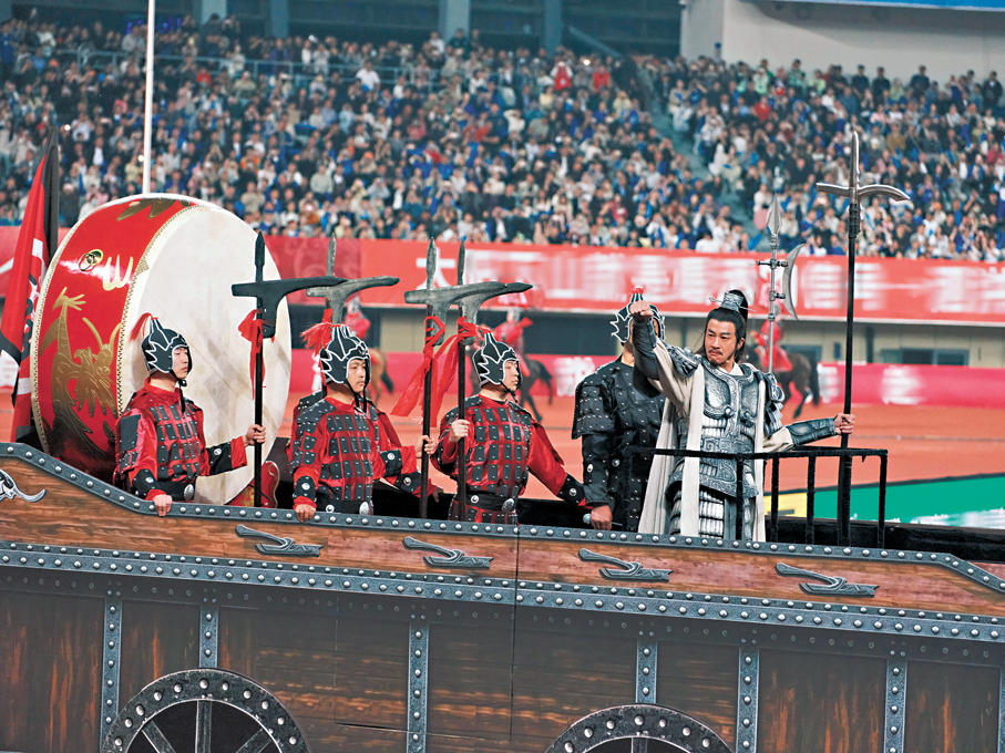 ●何潤東化身「項羽」登戰車巡遊助威。  工作室供圖