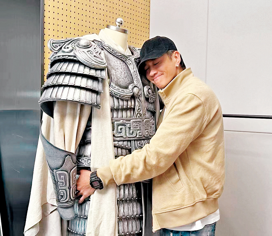 ●何潤東對「項羽」戰甲愛不釋手。  工作室供圖