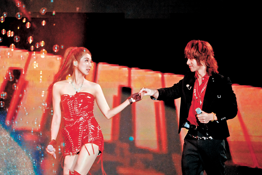 ●鍾嘉欣與曾比特合唱《夏日傾情》。   大會供圖