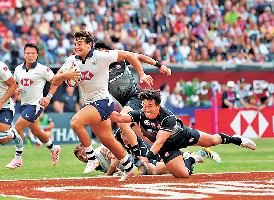 ●艾維塔比奧（前）今場兩度達陣。     香港文匯報記者郭正謙  攝